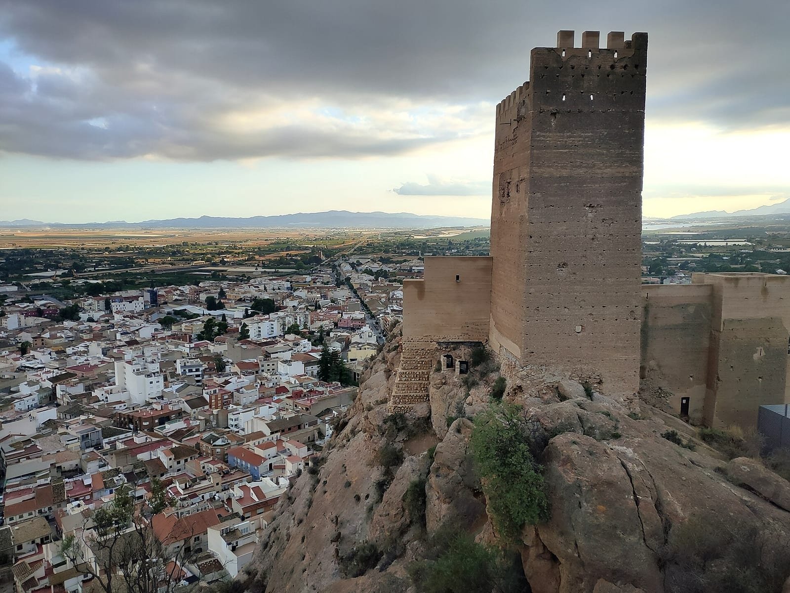 Castillo y casco urbano de Alhama de Murcia · Foto: Lorenzo Soriano · CC BY-SA 4.0 · Wikimedia Commons